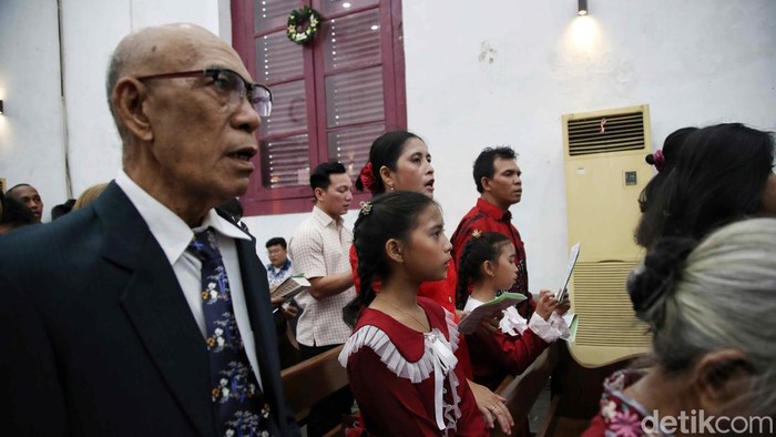 Potret Misa Malam Natal di Gereja Tugu Umat Kristiani melakukan ibadah misa malam Natal di Gereja Protestan Indonesia Barat, Tugu, Semper Barat, Jakarta Utara, Selasa (24/12/2024). Ibadah misa malam Natal di gereja itu dilakukan pada jam 17.00 dan jam 20.00 WIB.