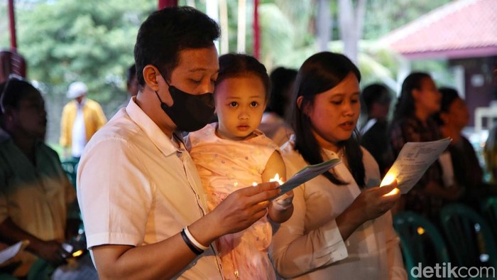 Umat Kristiani melakukan ibadah misa malam Natal di Gereja Protestan Indonesia Barat, Tugu, Semper Barat, Jakarta Utara, Selasa (24/12/2024). Ibadah misa malam Natal di gereja itu dilakukan pada jam 17.00 dan jam 20.00 WIB.