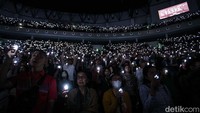 Ribuan jemaat dari berbagai kalangan hadir dalam Misa Malam Natal tersebut.  