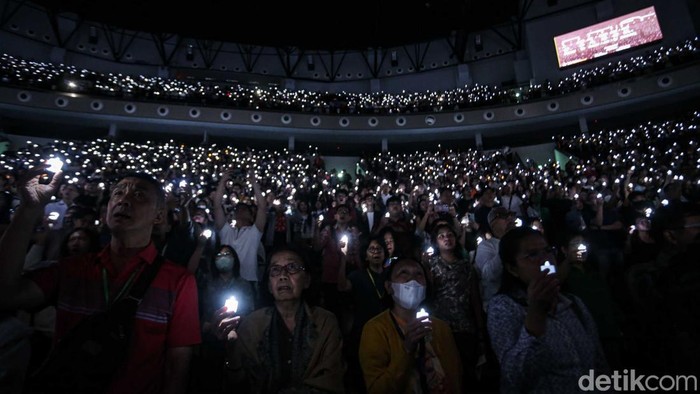 Potret Ribuan Jemaat Hadiri Misa Malam Natal di Indonesia Arena Ribuan umat kristiani melaksanakan ibadah Misa Malam Natal di Indonesia Arena, Jakarta, Selasa (24/12/2024). Pelaksanaan misa berlangsung khidmat.