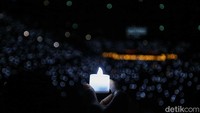 Ribuan jemaat kompak menyalakan lilin saat mengikuti Misa Malam Natal.  