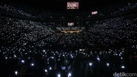 Umat Kristiani mengikuti Misa Malam Natal di Indonesia Arena, Jakarta.