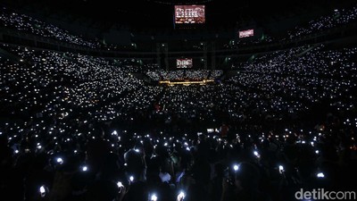 Potret Ribuan Jemaat Hadiri Misa Malam Natal di Indonesia Arena