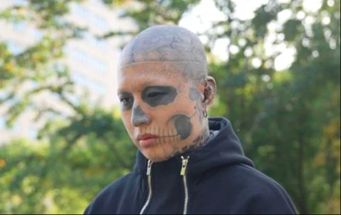 Pria Bertato Tengkorak