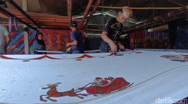 Proses pembuatan Batik Natal di Sembung Batik, Lendah, Kulon Progo, Selasa (24/12/2024).