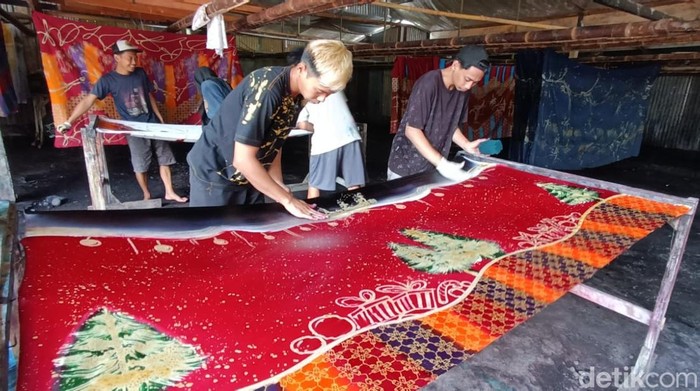 Proses pembuatan Batik Natal di Sembung Batik, Lendah, Kulon Progo, Selasa (24/12/2024).