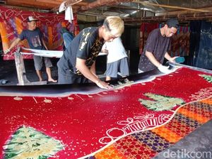 Laris Manis Batik Natal Karya Pembatik Kulon Progo, Motif Sinterklas-Cemara