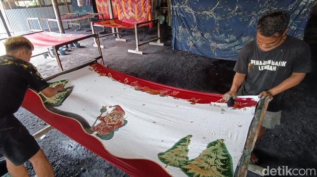 Proses pembuatan Batik Natal di Sembung Batik, Lendah, Kulon Progo, Selasa (24/12/2024).