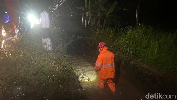 Proses pencarian pemotor yang hilang usai terlibat kecelakaan di jalan nasional ruas Wates, Kulon Progo, Selasa (24/12)