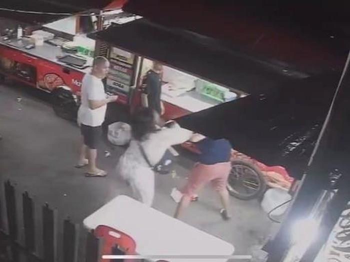 Rekaman CCTV penjual roti dianiaya wanita diduga dokter muda di Medan. (Istimewa)
