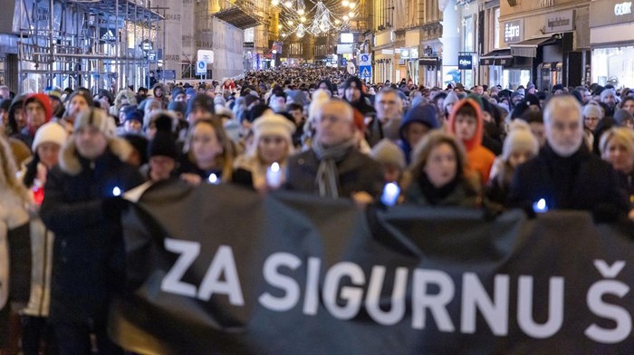 Ribuan Orang Ikuti Pawai Jalan untuk Sekolah Aman di Zagreb People take part in a march