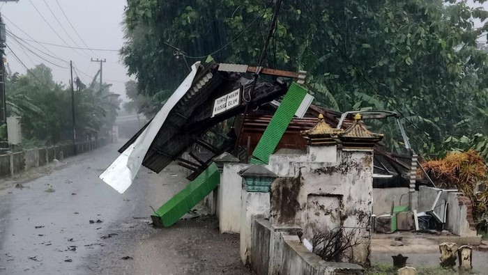 Salah satu bangunan di Desa Pucangsimo yang rusak dilanda angin kencang.