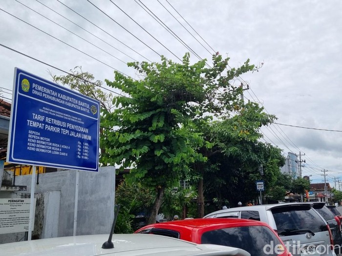 Salah satu tempat parkir di tepi Jalan Jenderal Sudirman, Kabupaten Bantul, DIY, Selasa (24/12/2024).