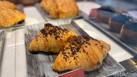 Ragam pastry, seperti croissant, cromboloni, hingga aneka roti juga bisa ditemui di Sari Delicatessen. Harganya mulai dari Rp 20.000-an. Foto: detikFood/Yenny Mustika Sari