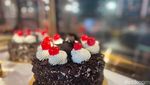 Ini Kafe Legendaris yang Punya Black Forest dan Sosis Lezat