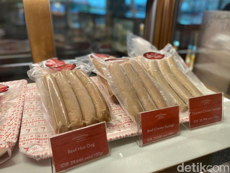 Ini Kafe Legendaris yang Punya Black Forest dan Sosis Lezat