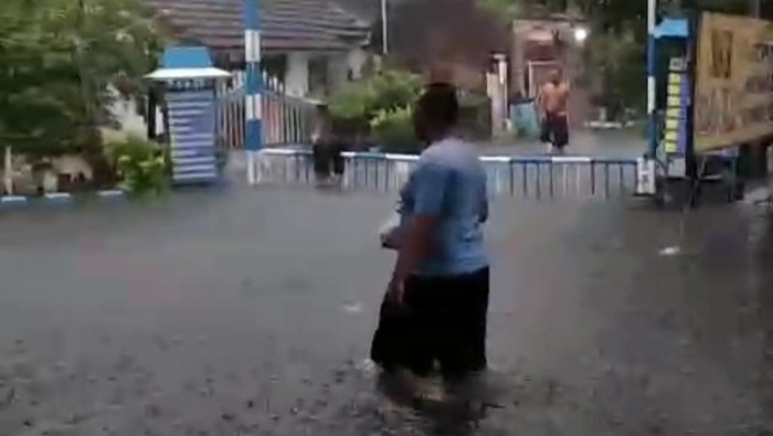 Sebanyak 17 desa di Kecamatan Waru Sidoarjo terendam banjir