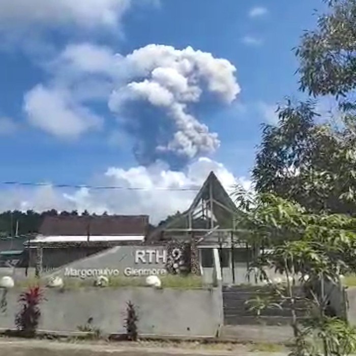 Semburan erupsi Gunung Raung tampak dari pemukiman warga