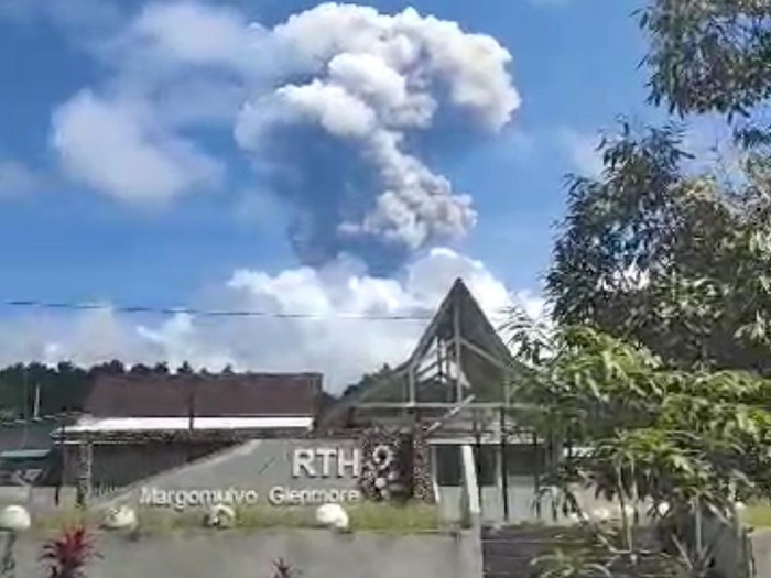 Semburan erupsi Gunung Raung tampak dari pemukiman warga