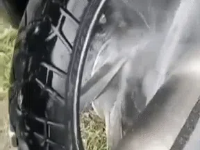 Sepeda motor yang melepuh akibat kena cairan kimia di Jalan Raya Padalarang-Bandung