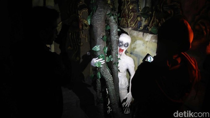 Hibisc Fantasy Puncak, Kabupaten Bogor, menyajikan wahana rumah hantu yang menyeramkan untuk libur Nataru ini. Yuk lihat.