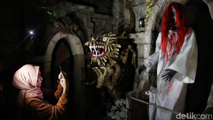 Seramnya Berlibur ke Rumah Hantu Hibisc Fantasy Hibisc Fantasy Puncak, Kabupaten Bogor, menyajikan wahana rumah hantu yang menyeramkan untuk libur Nataru ini. Yuk lihat.