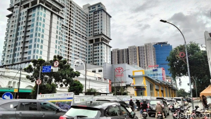 Situasi arus lalu lintas di Jalan Balai Kota Medan di sekitar proyek pembangunan halte BRT. (M Hasbi Fauzi/detikSumut)
