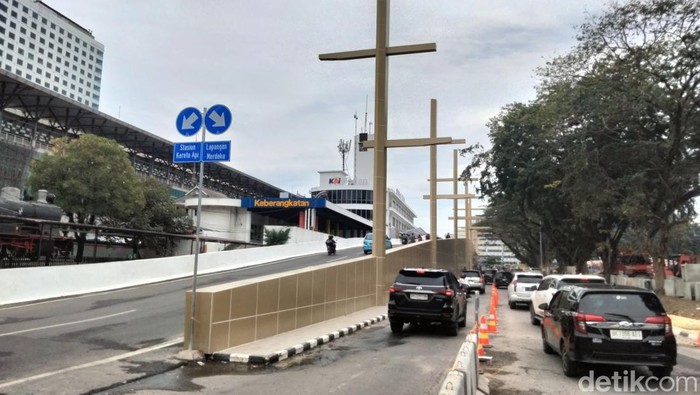 Situasi arus lalu lintas pasca-pengoperasian overpass di depan Stasiun Kereta Api Medan. (M Hasbi Fauzi/detikSumut)