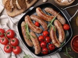 Tips Panggang Sosis Agar Tetap Juicy Gurih Untuk Sajian Natal