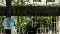 Personel lain nampak mensterilkan lokasi dengan menggunakan kaca loop.