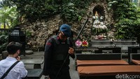 Sterilisasi gereja ini dilakukan menjelang misa Natal yang akan digelar malam nanti.
