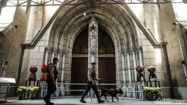 Sterilisasi Gereja Katedral Jelang Misa Natal 2024