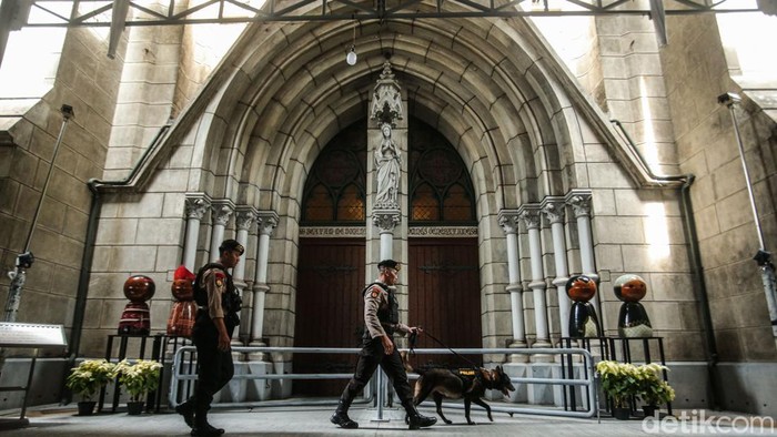 Tim Gegana dan anjing pelacak K-9 menyisir area Gereja Katedral, Jakarta menjelang Natal. Penyisiran dilakukan untuk memastikan keamanan gereja.