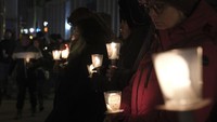 Warga setempat berkumpul di Gereja Johannis, di seberang pasar untuk berduka dan memberi penghormatan kepada para korban.  