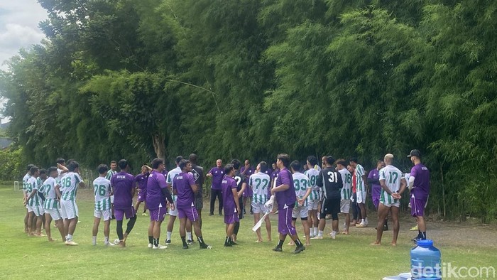 Suasana latihan PSS Sleman di Lapangan Yogyakarta Independent School (YIS), Sinduadi, Sleman, Selasa (24/12/2024).