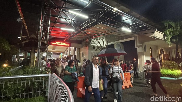 Suasana misa di Gereja Kristus Raja Surabaya.