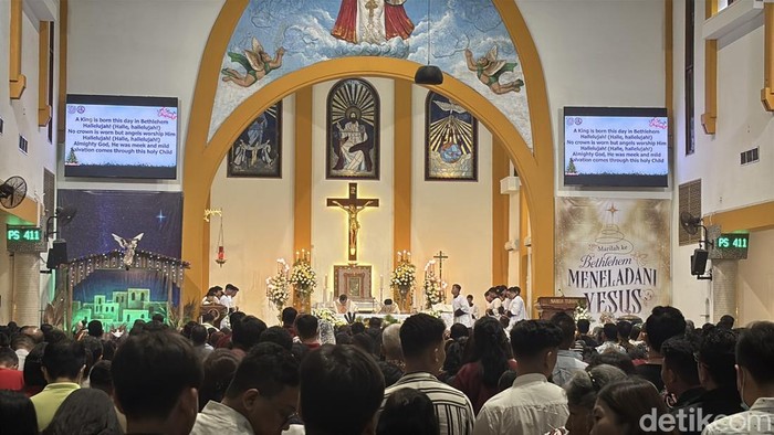 Suasana misa di Gereja Kristus Raja Surabaya.