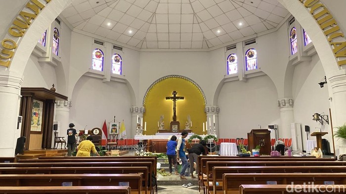 Suasana persiapan Natal di Gereja Katedral Santa Perawan Maria Ratu Rosario Suci di Kelurahan Randusari, Kecamatan Semarang Selatan, Selasa (24/12/2024).