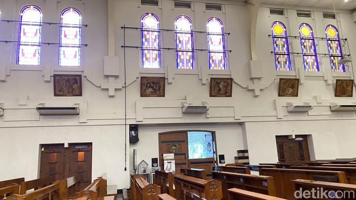 Suasana persiapan Natal di Gereja Katedral Santa Perawan Maria Ratu Rosario Suci di Kelurahan Randusari, Kecamatan Semarang Selatan, Selasa (24/12/2024).