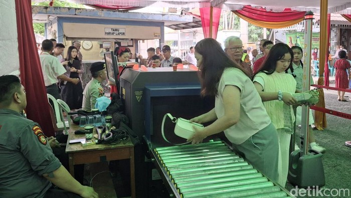 Suasana saat ini di gereja Katolik Paroki St Yoseph Palembang sebelum Misa Natal pertama