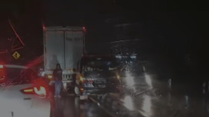 Tangkapan layar mobil yang tersangkut di pembatas Jalan Wates depan SPBU Balecatur, Gamping, Sleman, Selasa (24/12/2204).