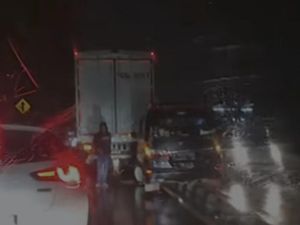 Jalan Gelap Minim Penerangan, Mobil Pelat B Nyangkut di Pembatas Jalan Wates