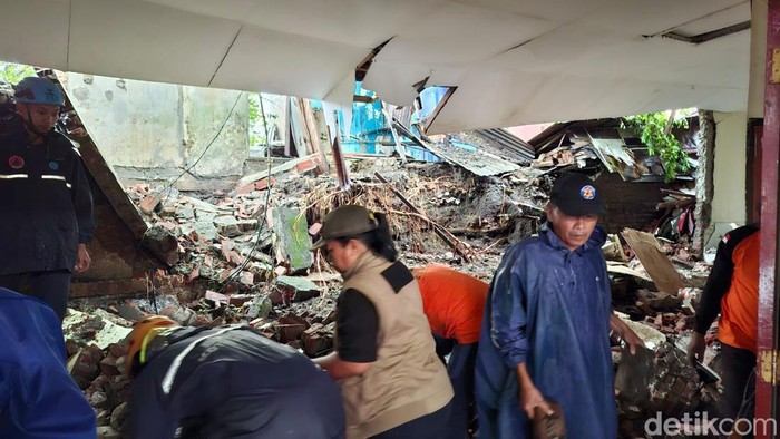 Tembok gedung milik Kantor Kelurahan di Kota Batu jebol saat hujan deras.
