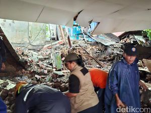 Tembok Plaza Batu Roboh Timpa Gedung Kelurahan Sisir Saat Hujan Deras