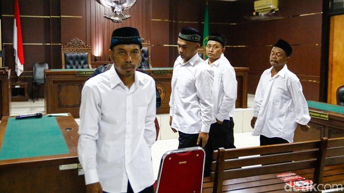 Para terdakwa kasus politik uang usai mendengarkan putusan hakim PN Sleman, Selasa (24/12/2024).