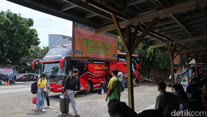 Terminal Pondok Pinang, Jakarta, mulai ramai pemudik. Mereka akan pulang ke kampung halaman untuk menghabiskan libur Nataru.
