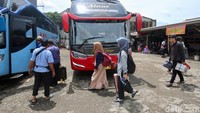Menurut salah seorang penjual tiket, suasana akan semakin ramai pada sore nanti.  