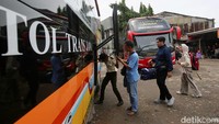Seorang petugas loket menyatakan bahwa libur Nataru tahun ini peningkatan penumpang mulai terjadi pada hari ini hingga tanggal 30 Desember mendatang.  
