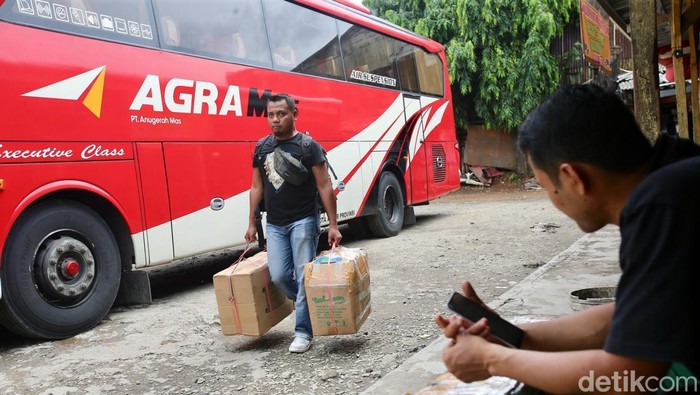 Terminal Pondok Pinang Ramai Pemudik Terminal Pondok Pinang, Jakarta, mulai ramai pemudik. Mereka akan pulang ke kampung halaman untuk menghabiskan libur Nataru.