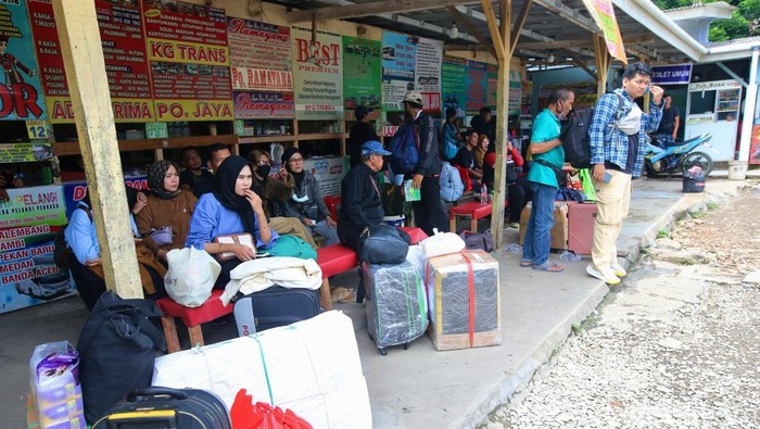 Terminal Pondok Pinang Ramai Pemudik Terminal Pondok Pinang, Jakarta, mulai ramai pemudik. Mereka akan pulang ke kampung halaman untuk menghabiskan libur Nataru.